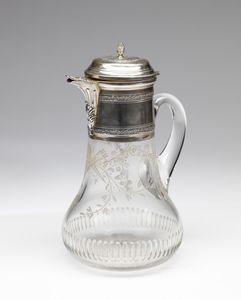 MANIFATTURA FRANCESE DEL XIX SECOLO - Brocca in argento e vetro molato decorato con faretra, fiaccola e ghirlande.