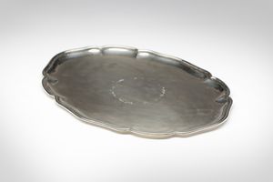 ARGENTIERE ITALIANO DEL XX SECOLO - Piccolo vassoio in argento con bordo polilobato.