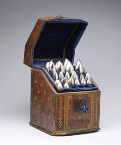 ARGENTIERE FILIPPO GRIMALDI  (1782 - 1848) - Servizio di trenta cucchiai in argento contenuti in custodia di pelle.