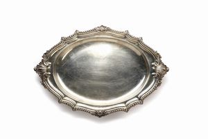 ARGENTIERE PAUL STORR  (1771 - 1844) - Vassoio in argento sbalzato di forma ovale con bordo sagomato e decorato con motivi vegetali.