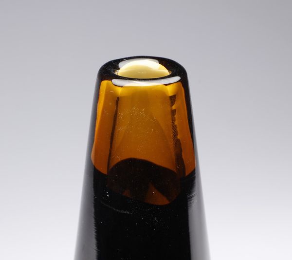 BIANCONI FULVIO (1915 - 1996) : Bottiglia a fasce orizzontali in ambra e nero per Venini Murano Italia  - Asta ASTA 332 - DESIGN (online ) - Associazione Nazionale - Case d'Asta italiane