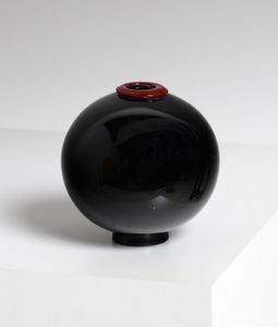 SCARPA CARLO (1906 - 1978) - attribuito. Vaso sferico con base in vetro nero, bocca in pasta vitrea rosso corallo.