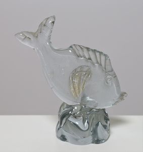 BARBINI ALFREDO (1912 - 2007) - Pesce in vetro trasparente, corpo decorato con reticello in lattimo sommerso e applicazioni foglie oro