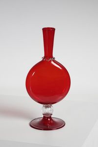 VENINI - Vaso a fiasca con corpo schiacciato in vetro trasparente rosso decorato con morisa sul collo. Rocchetto costolato in vetro trasparente. Modello. 1465 catalogo Venini