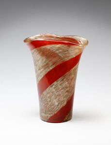 MARTENS DINO (1894 - 1970) - Vaso in  vetro  a mace avventurina a  grandi fasce  ritorte avventurina  e  rosso, bocca  svasata sagomata, per Aureliano Toso
