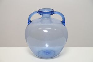 ZECCHIN VITTORIO (1878 - 1947) - Vaso biansato in vetro azzurrino, mod. 1879 c.v. o 5305 MVM . 1921-22.