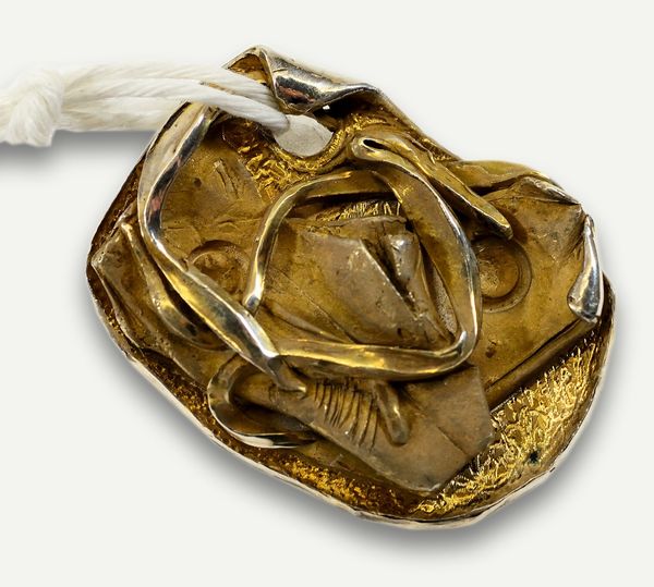 GHIOTTI MASSIMO (n. 1938) : Ciondolo scultura in argento placcato oro.  - Asta ASTA 333 - ARTE MODERNA E CONTEMPORANEA (online) - Associazione Nazionale - Case d'Asta italiane