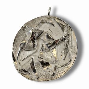 GHIOTTI MASSIMO (n. 1938) - Ciondolo scultura in argento.