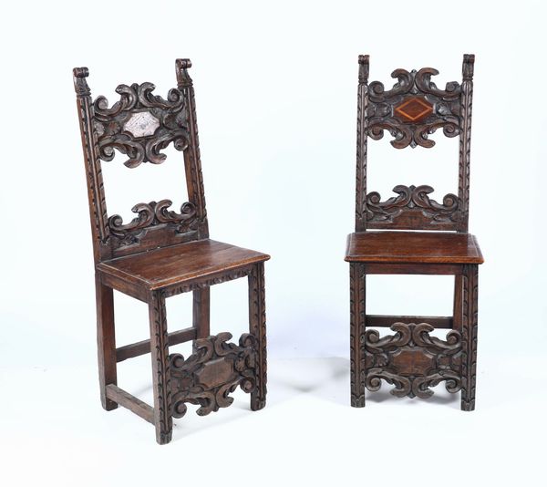 Coppia di sedie antiche in legno intagliato  - Asta Arredi | Cambi Time - Associazione Nazionale - Case d'Asta italiane