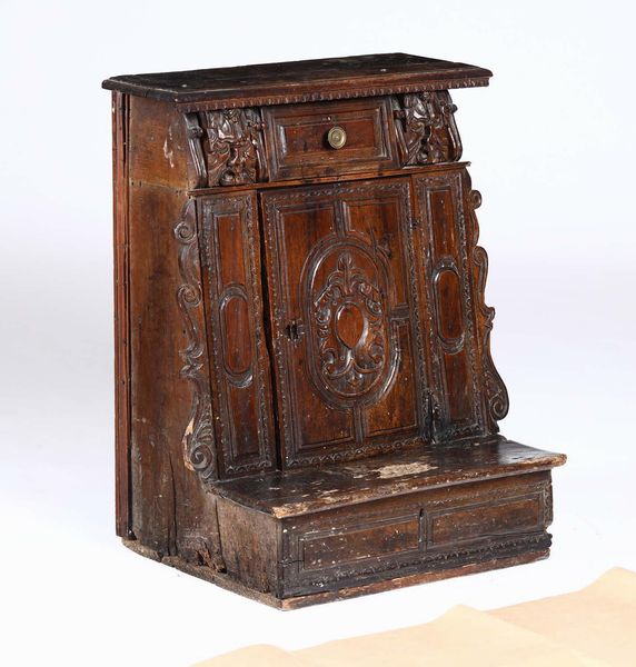 Inginocchiatoio in legno intagliato, XVII secolo  - Asta Arredi | Cambi Time - Associazione Nazionale - Case d'Asta italiane