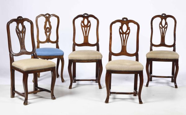 Cinque sedie in noce di cui quattro uguali, XIX secolo  - Asta Arredi | Cambi Time - Associazione Nazionale - Case d'Asta italiane