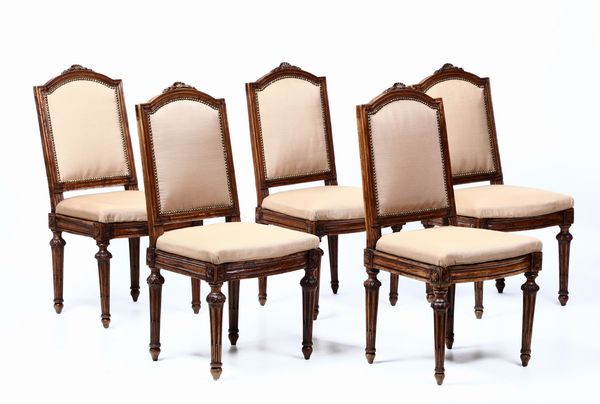 Cinque sedie Luigi XVI in noce intagliato, XVIII secolo  - Asta Arredi | Cambi Time - Associazione Nazionale - Case d'Asta italiane