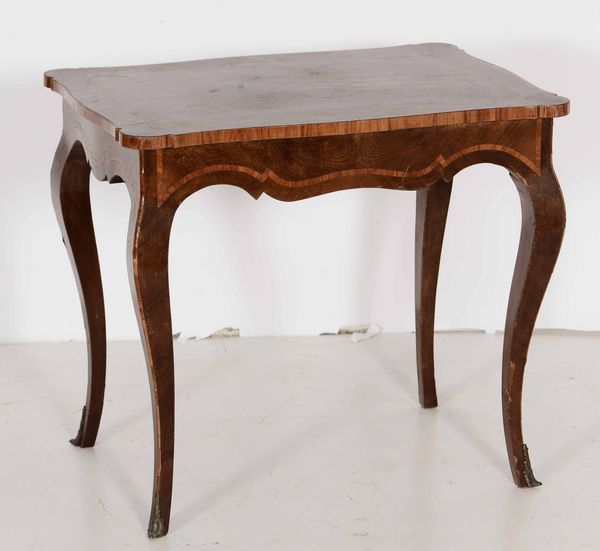 Tavolino in legno lastronato e filettato in stile Luigi XV  - Asta Arredi | Cambi Time - Associazione Nazionale - Case d'Asta italiane