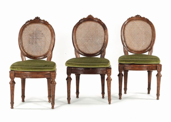 Tre sedie ovaline in noce, fine XVIII secolo  - Asta Arredi | Cambi Time - Associazione Nazionale - Case d'Asta italiane