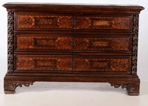 Com a tre cassetti in legno intagliato ed intarsiato, XVIII secolo  - Asta Arredi | Cambi Time - Associazione Nazionale - Case d'Asta italiane