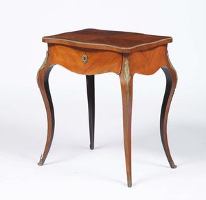 Tavolino da lavoro in legno lastronato in stile Luigi XV, XIX secolo  - Asta Arredi | Cambi Time - Associazione Nazionale - Case d'Asta italiane