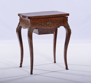 Tavolino da lavoro lastronato ed intarsiato, XIX secolo  - Asta Arredi | Cambi Time - Associazione Nazionale - Case d'Asta italiane