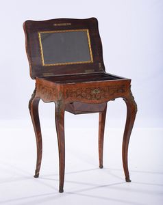 Tavolino da lavoro lastronato ed intarsiato, XIX secolo  - Asta Arredi | Cambi Time - Associazione Nazionale - Case d'Asta italiane