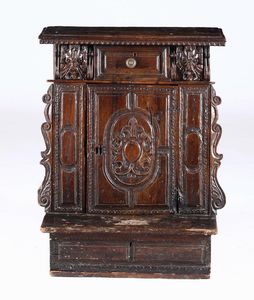 Inginocchiatoio in legno intagliato, XVII secolo  - Asta Arredi | Cambi Time - Associazione Nazionale - Case d'Asta italiane