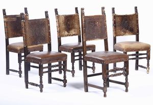Tavolo in noce e cinque sedie con seduta e schienale in pelle, XIX secolo  - Asta Arredi | Cambi Time - Associazione Nazionale - Case d'Asta italiane