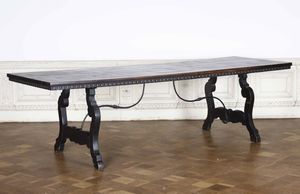 Tavolo in noce e cinque sedie con seduta e schienale in pelle, XIX secolo  - Asta Arredi | Cambi Time - Associazione Nazionale - Case d'Asta italiane