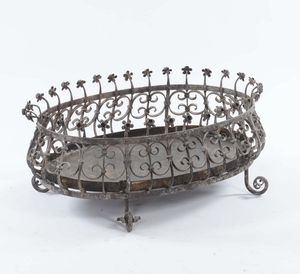 Portafiori in ferro battuto di forma ovale, XVIII secolo  - Asta Arredi | Cambi Time - Associazione Nazionale - Case d'Asta italiane