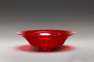 ZECCHIN VITTORIO (1878 - 1947) - Bacile in vetro trasparente color rosso decorato a mezza stampatura. Base e filamento applicato in vetro rosso.