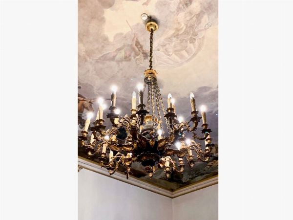 Grande lampadario in bronzo dorato e patinato  - Asta Arredi da Palazzo Compagni a Firenze - Associazione Nazionale - Case d'Asta italiane