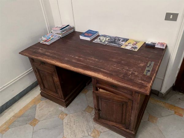 Scrivania a banco in legno tenero  - Asta Arredi da Palazzo Compagni a Firenze - Associazione Nazionale - Case d'Asta italiane