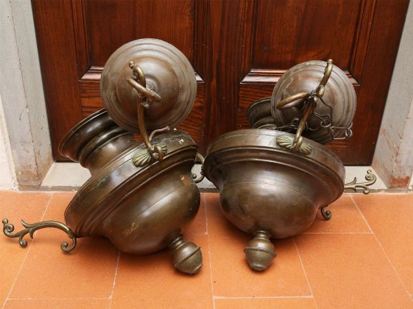 Coppia di lucerne pensili in bronzo e metallo  - Asta Arredi da Palazzo Compagni a Firenze - Associazione Nazionale - Case d'Asta italiane