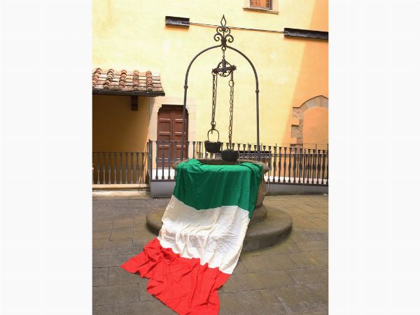 Grande bandiera italiana  - Asta Arredi da Palazzo Compagni a Firenze - Associazione Nazionale - Case d'Asta italiane