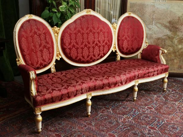 Grande divano in legno intagliato, laccato e dorato  - Asta Arredi da Palazzo Compagni a Firenze - Associazione Nazionale - Case d'Asta italiane