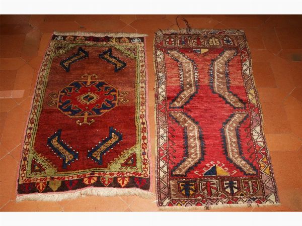Due piccoli tappeti Turchi di vecchia manifattura  - Asta Arredi da Palazzo Compagni a Firenze - Associazione Nazionale - Case d'Asta italiane