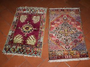 Due piccoli tappeti Yastik di vecchia manifattura  - Asta Arredi da Palazzo Compagni a Firenze - Associazione Nazionale - Case d'Asta italiane