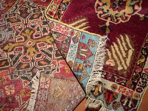 Due piccoli tappeti Yastik di vecchia manifattura  - Asta Arredi da Palazzo Compagni a Firenze - Associazione Nazionale - Case d'Asta italiane