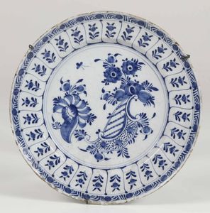 Piatto Olanda, Delft, XVIII secolo  - Asta Ceramiche e Arredo per la Tavola | Cambi Time - Associazione Nazionale - Case d'Asta italiane