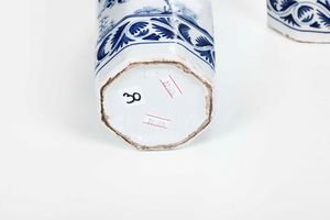 Coppia di vasi Probabilmente Delft, XIX o XX secolo  - Asta Ceramiche e Arredo per la Tavola | Cambi Time - Associazione Nazionale - Case d'Asta italiane