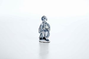Figurina di fanciullo orientale Olanda, Delft, XVIII secolo  - Asta Ceramiche e Arredo per la Tavola | Cambi Time - Associazione Nazionale - Case d'Asta italiane