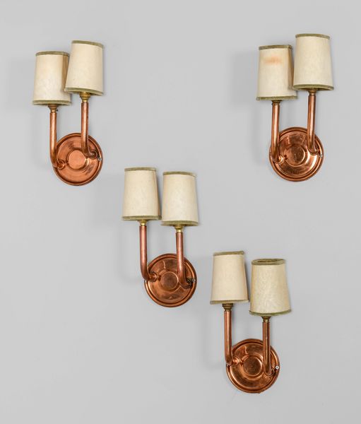 Quattro lampade a parete con struttura in rame e paralumi in tessuto.  - Asta Design Lab - Associazione Nazionale - Case d'Asta italiane