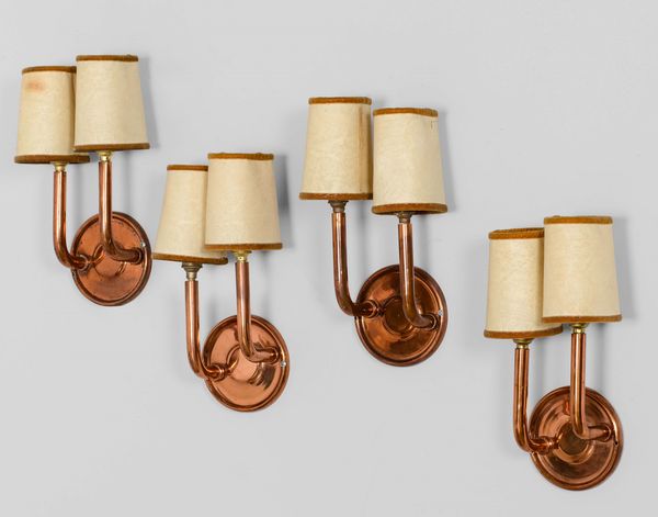 Quattro lampade da parete con struttura in rame e paralumi in tessuto.  - Asta Design Lab - Associazione Nazionale - Case d'Asta italiane