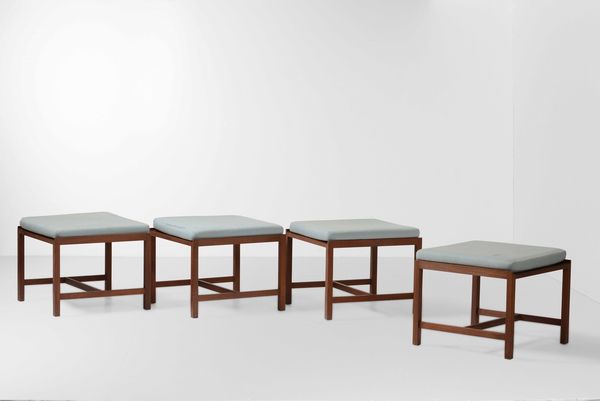 Set di quattro sgabelli con struttura in legno e rivestimenti in tessuto.  - Asta Design Lab - Associazione Nazionale - Case d'Asta italiane