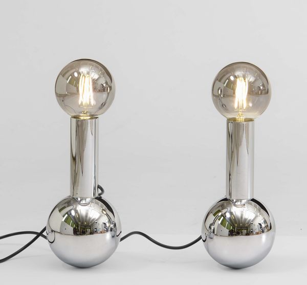 Coppia di lampade da tavolo con struttura in metallo cromato.  - Asta Design Lab - Associazione Nazionale - Case d'Asta italiane