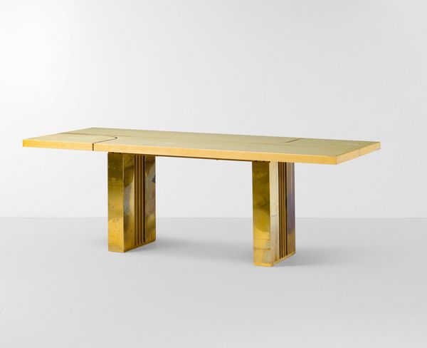 Grande tavolo rettangolare con struttura in legno rivestito in ottone e piano il legno e intarsi in ottone.  - Asta Design Lab - Associazione Nazionale - Case d'Asta italiane