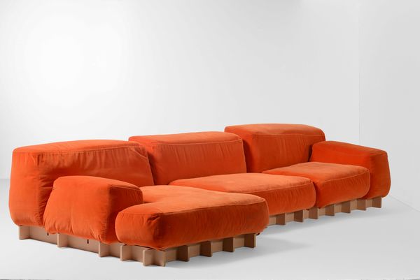 Grande divano modulare con struttura in legno e rivestimenti in tessuto.  - Asta Design Lab - Associazione Nazionale - Case d'Asta italiane