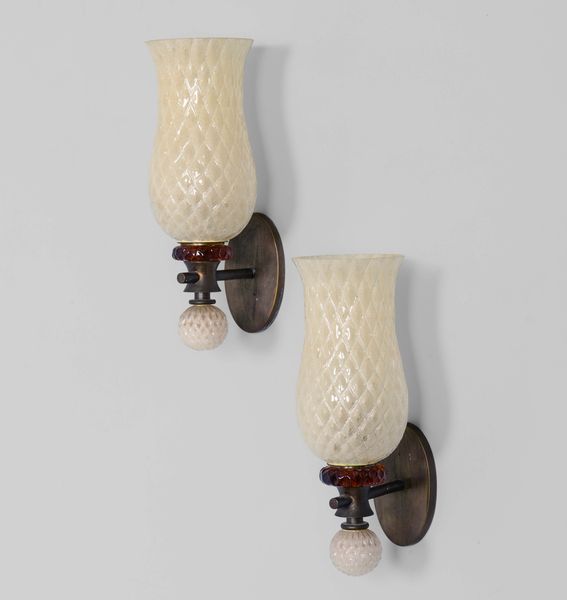 Coppia di lampade da parete con struttura in ottone e diffusore in vetro di Murano  - Asta Design Lab - Associazione Nazionale - Case d'Asta italiane