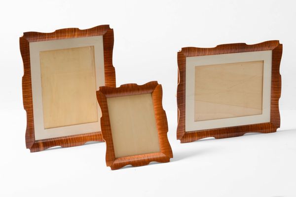 Set di tre cornici portafoto con struttura in legno e cristallo. Prod. Italia, 1950 ca.  - Asta Design Lab - Associazione Nazionale - Case d'Asta italiane