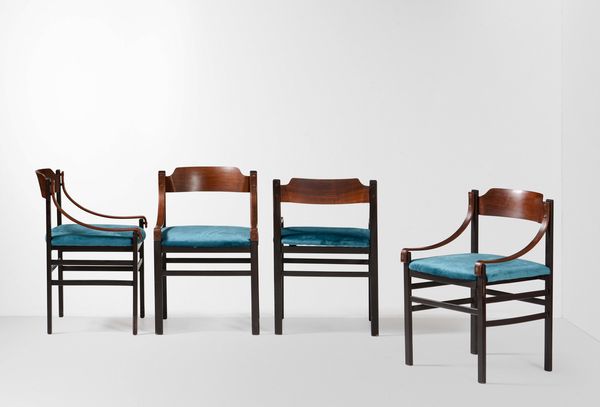 Quattro sedie con struttura, braccioli e sostegni in legno e rivestimento in velluto.  - Asta Design Lab - Associazione Nazionale - Case d'Asta italiane