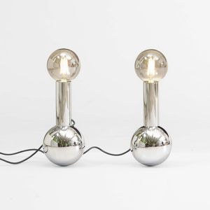 Coppia di lampade da tavolo con struttura in metallo cromato.  - Asta Design Lab - Associazione Nazionale - Case d'Asta italiane