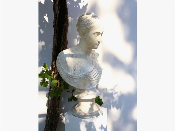 Busto femminile classico in gesso  - Asta Stile toscano: curiosit da una residenza di campagna - Associazione Nazionale - Case d'Asta italiane