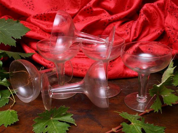 Serie di dodici coppe da champagne in cristallo soffiato  - Asta Stile toscano: curiosit da una residenza di campagna - Associazione Nazionale - Case d'Asta italiane